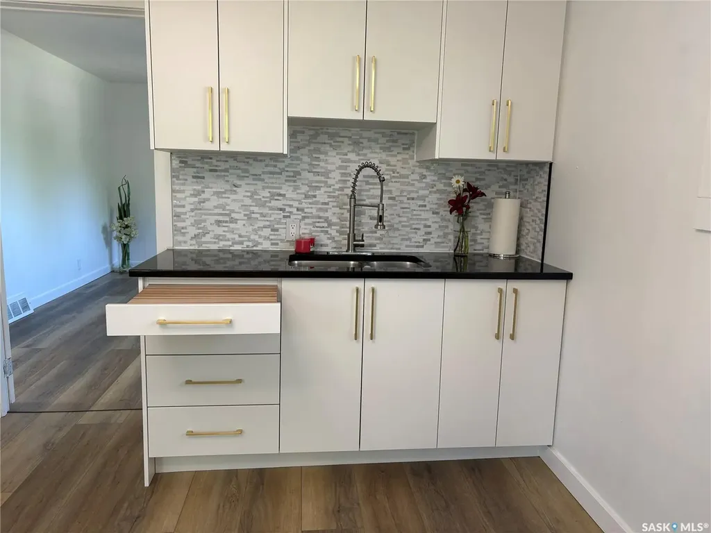 925 O Avenue S Saskatoon SK S7M 2S8