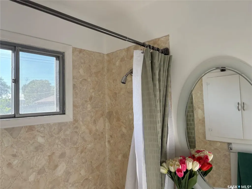 925 O Avenue S Saskatoon SK S7M 2S8