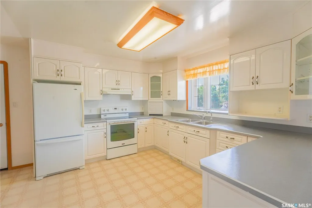 126 5th Avenue W Gravelbourg SK S0H 1X0