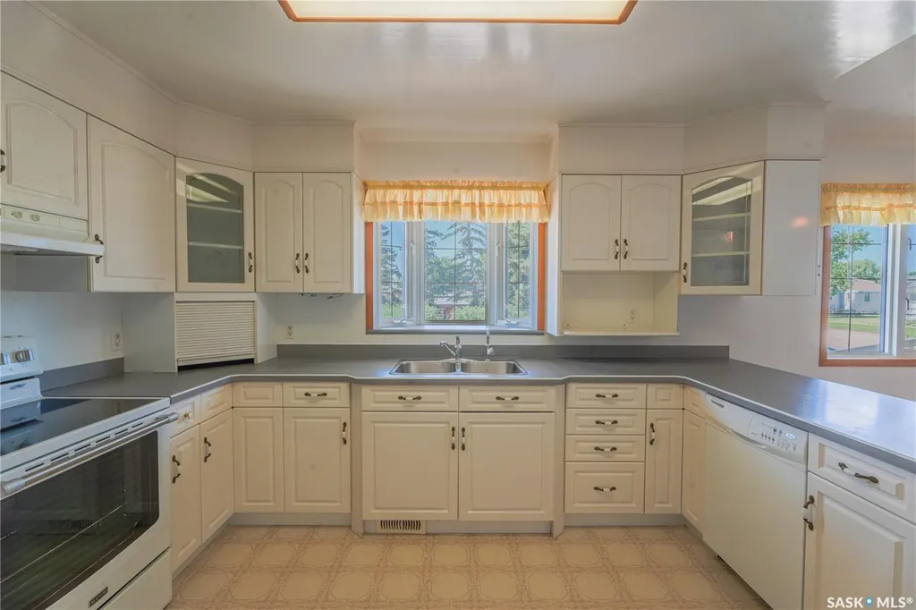 126 5th Avenue W Gravelbourg SK S0H 1X0