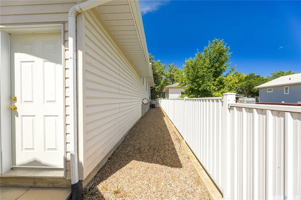 126 5th Avenue W Gravelbourg SK S0H 1X0