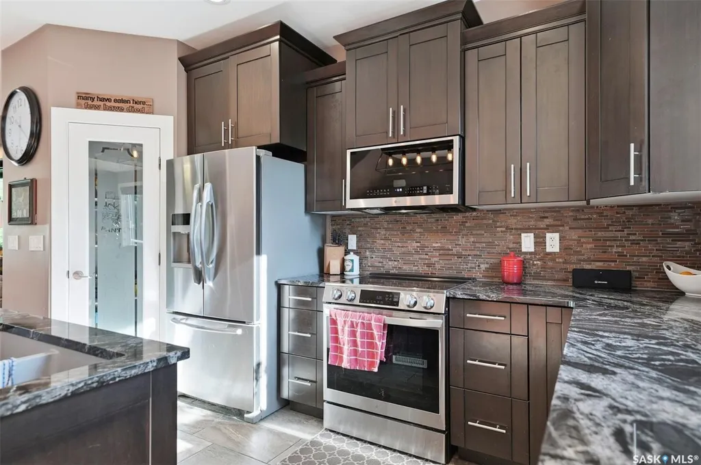 2218 St Andrews Avenue Saskatoon SK S7M 0M3