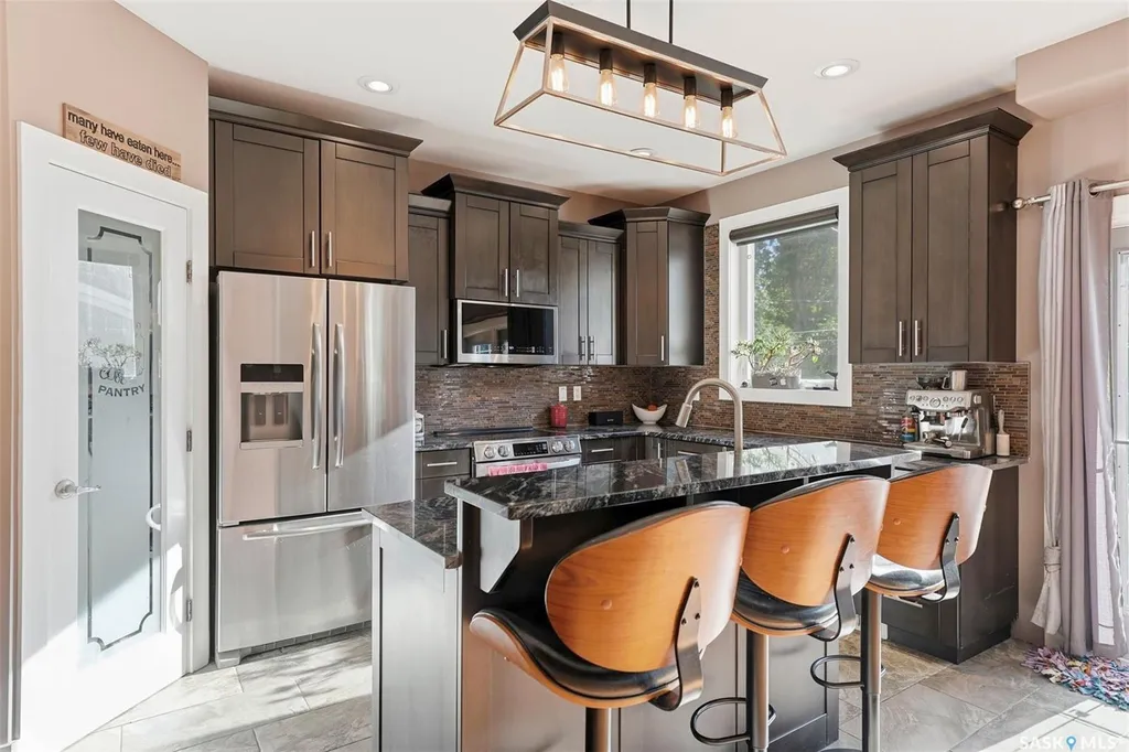 2218 St Andrews Avenue Saskatoon SK S7M 0M3