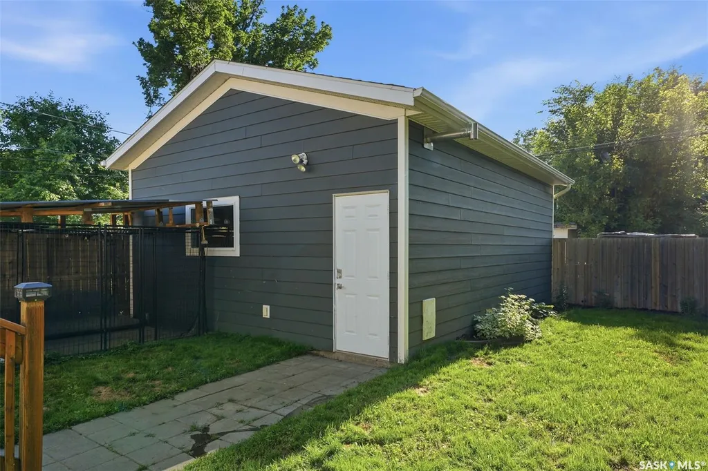 2218 St Andrews Avenue Saskatoon SK S7M 0M3