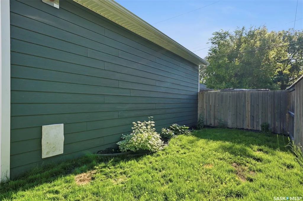 2218 St Andrews Avenue Saskatoon SK S7M 0M3