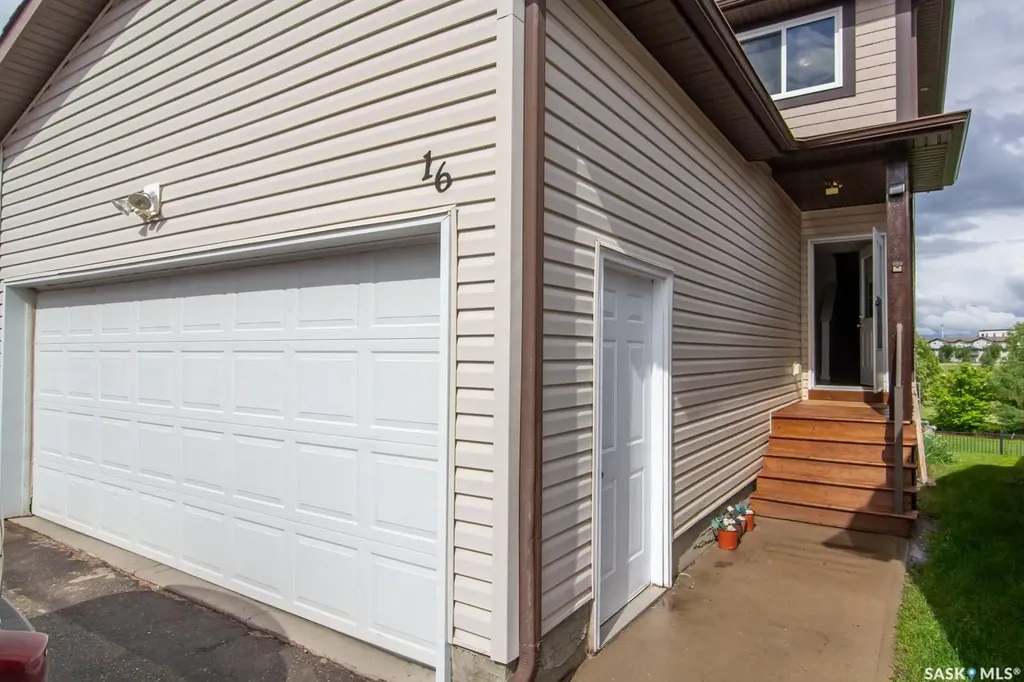 202 Mckague Crescent Saskatoon SK S7R 0L8