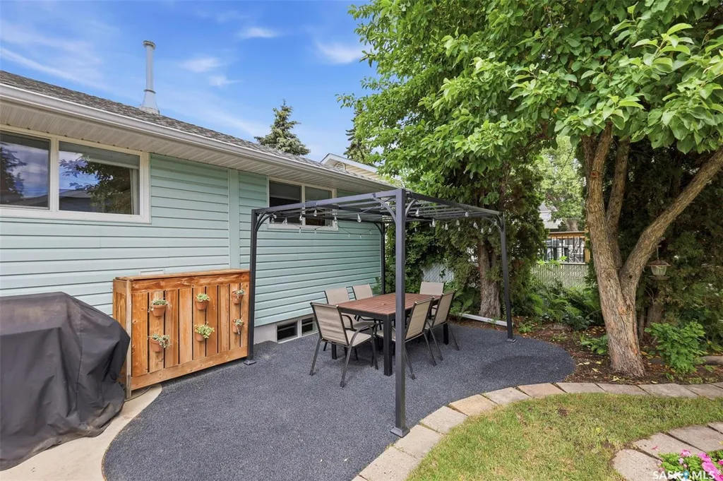 2221 Munroe Avenue S Saskatoon SK S7J 1S2