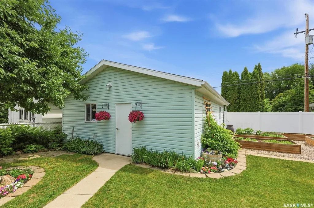 2221 Munroe Avenue S Saskatoon SK S7J 1S2