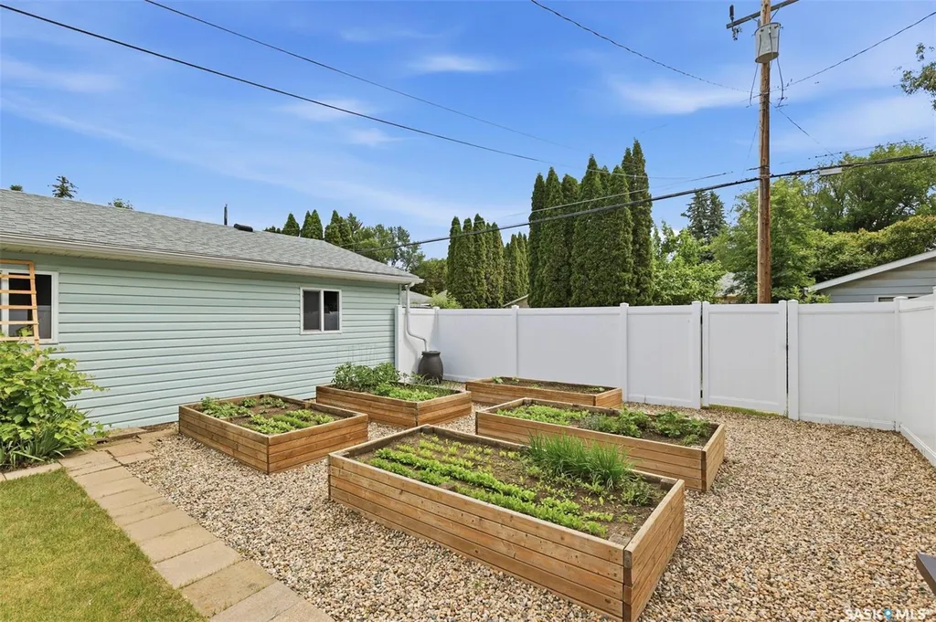 2221 Munroe Avenue S Saskatoon SK S7J 1S2