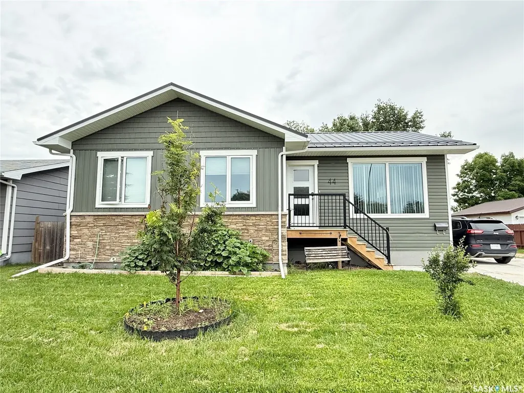 44 Mitchell Crescent Weyburn SK S4H 2M4