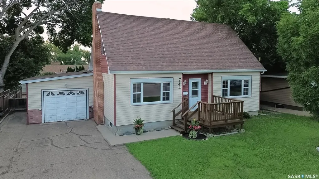 744 Saskatchewan Street W Moose Jaw SK S6H 2T7