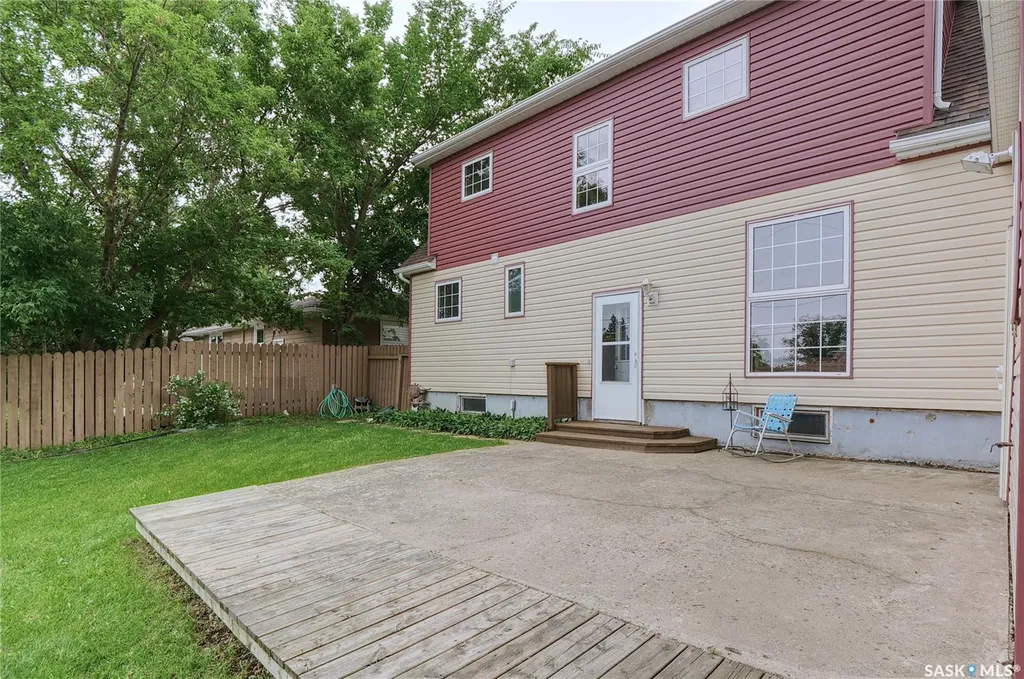 744 Saskatchewan Street W Moose Jaw SK S6H 2T7