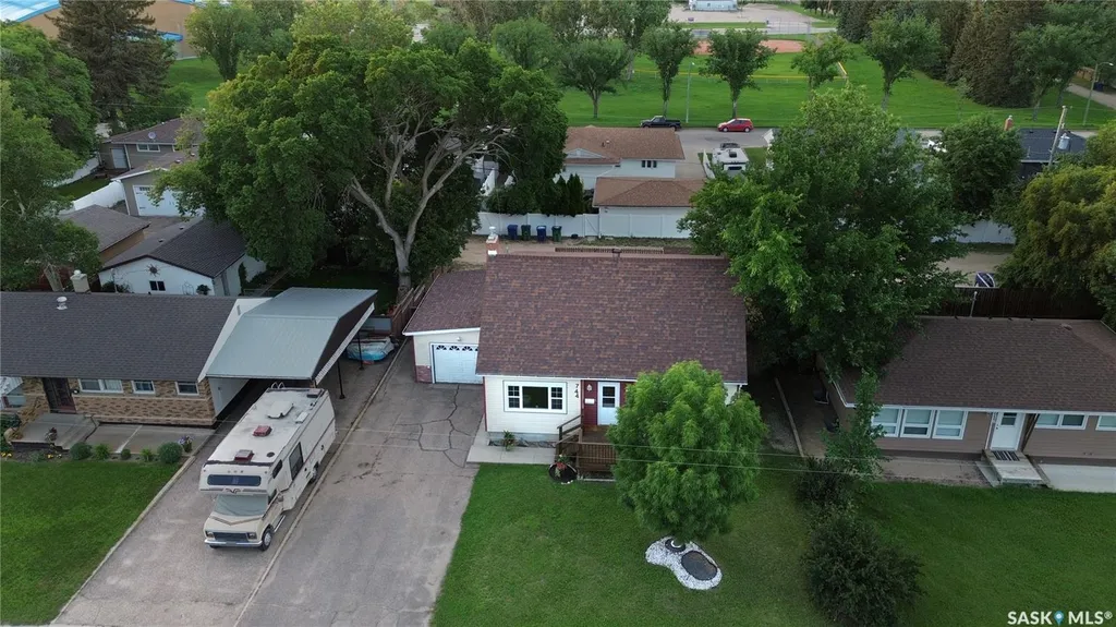 744 Saskatchewan Street W Moose Jaw SK S6H 2T7