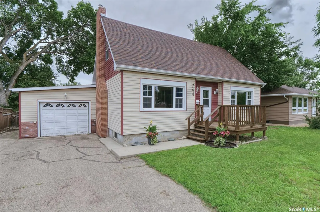744 Saskatchewan Street W Moose Jaw SK S6H 2T7