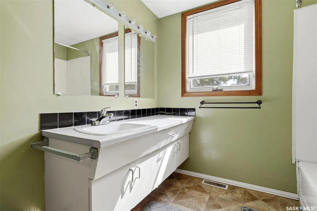 98 Oakview Drive Regina SK S4R 0E4
