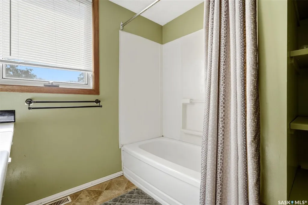 98 Oakview Drive Regina SK S4R 0E4