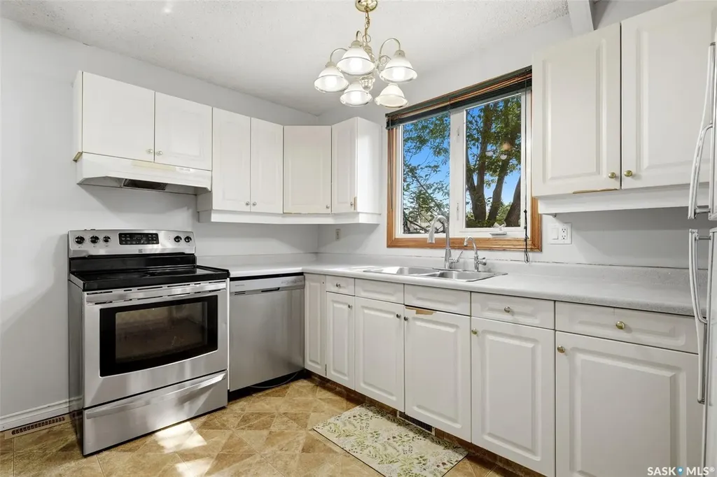 98 Oakview Drive Regina SK S4R 0E4