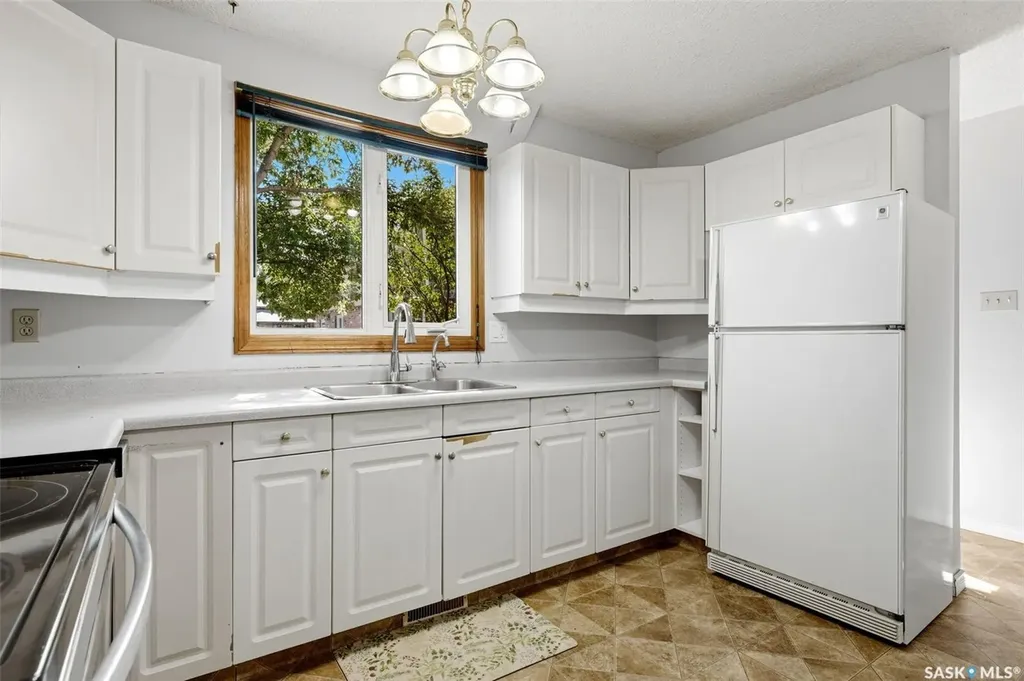98 Oakview Drive Regina SK S4R 0E4