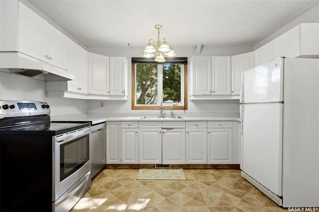 98 Oakview Drive Regina SK S4R 0E4