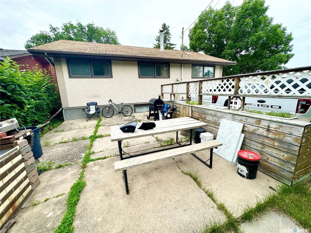 542 Elizabeth Street Weyburn SK S4H 1S4