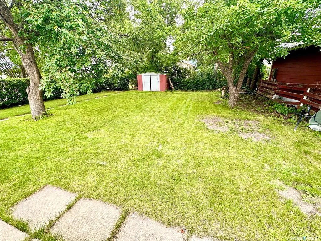 542 Elizabeth Street Weyburn SK S4H 1S4
