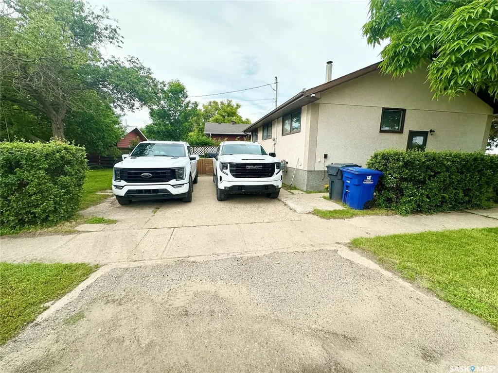 542 Elizabeth Street Weyburn SK S4H 1S4
