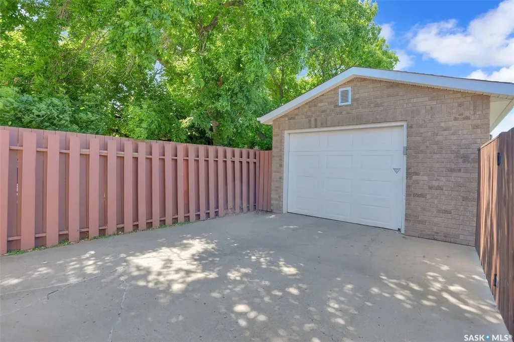 1330 Courtney Street Regina SK S4T 7S1
