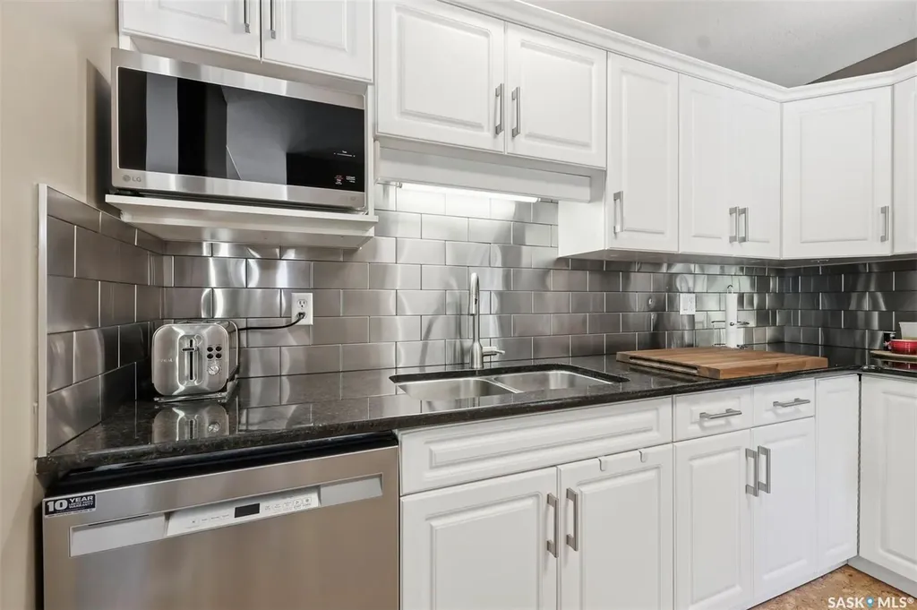 905D 9th Street E Saskatoon SK S7H 0M9