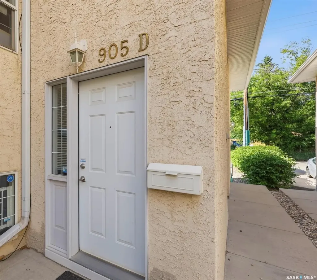 905D 9th Street E Saskatoon SK S7H 0M9