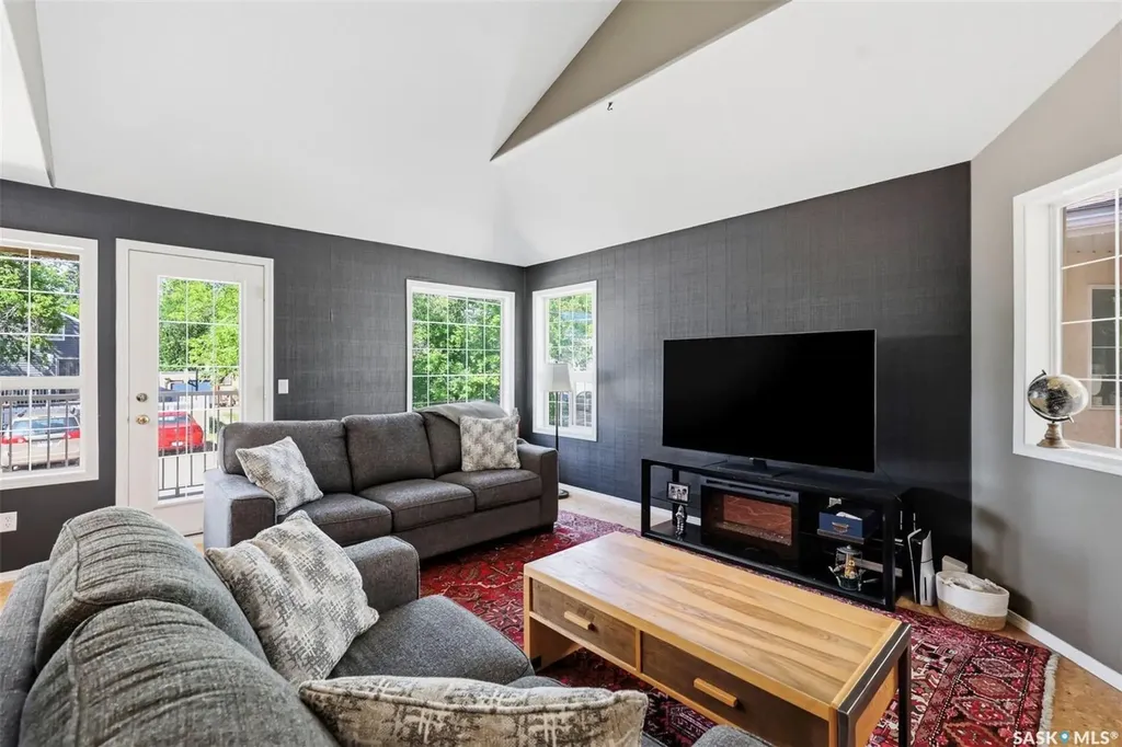 905D 9th Street E Saskatoon SK S7H 0M9