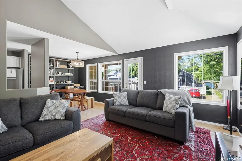 905D 9th Street E Saskatoon SK S7H 0M9