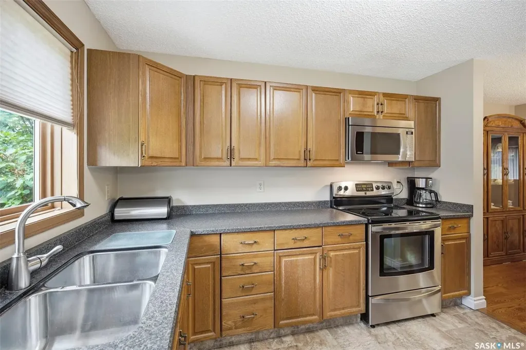 547 Whitewood Crescent Saskatoon SK S7J 4L4