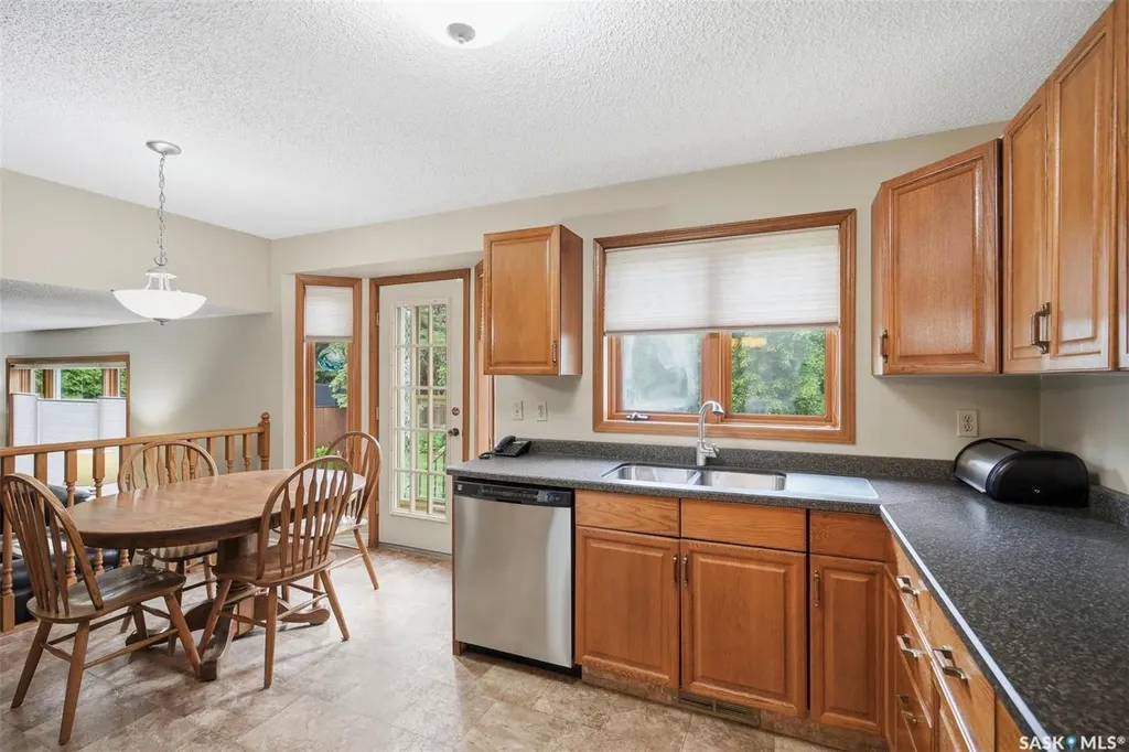 547 Whitewood Crescent Saskatoon SK S7J 4L4