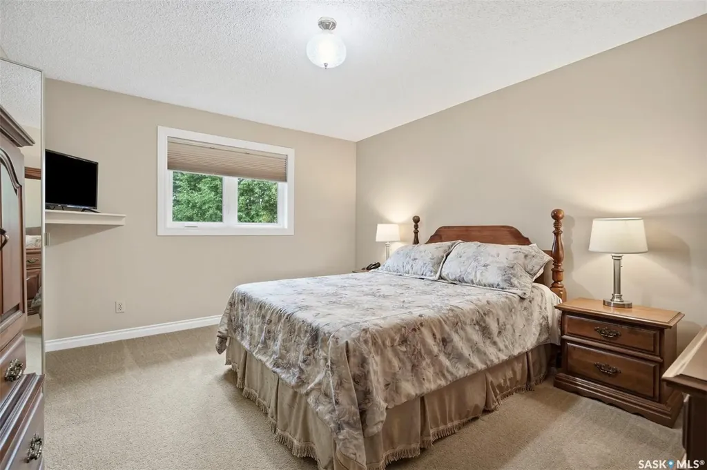 547 Whitewood Crescent Saskatoon SK S7J 4L4