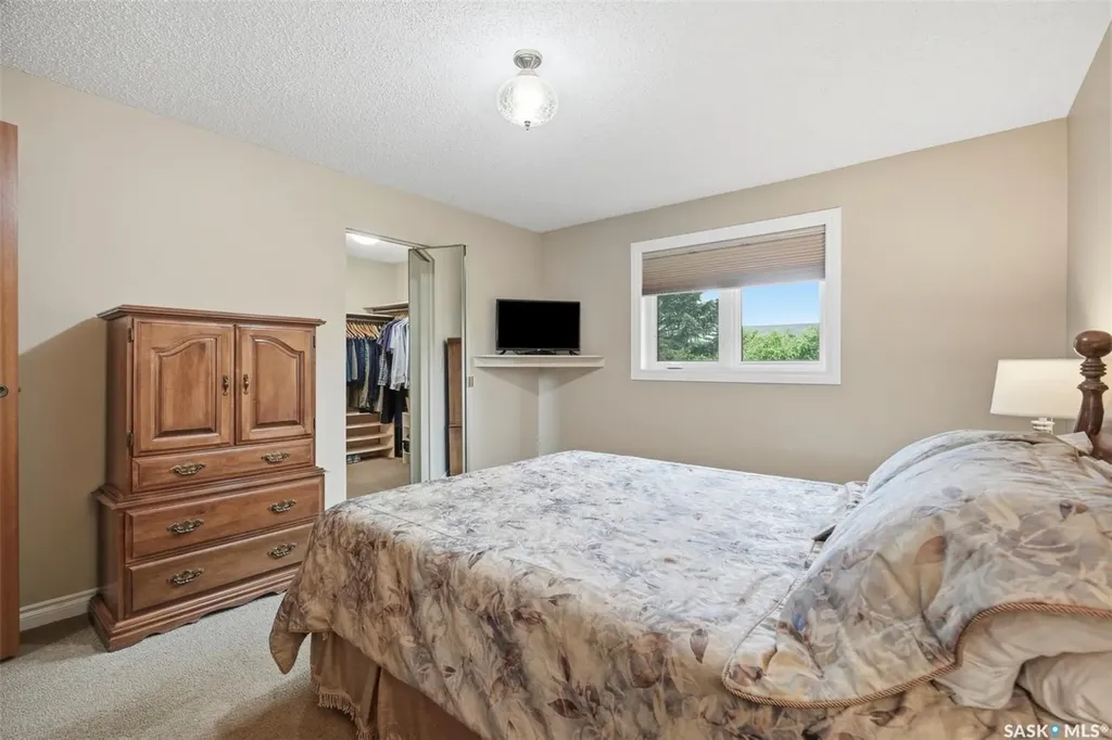 547 Whitewood Crescent Saskatoon SK S7J 4L4