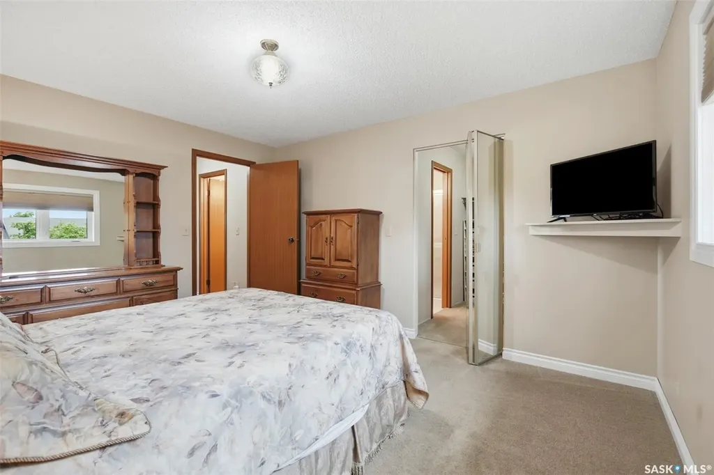 547 Whitewood Crescent Saskatoon SK S7J 4L4