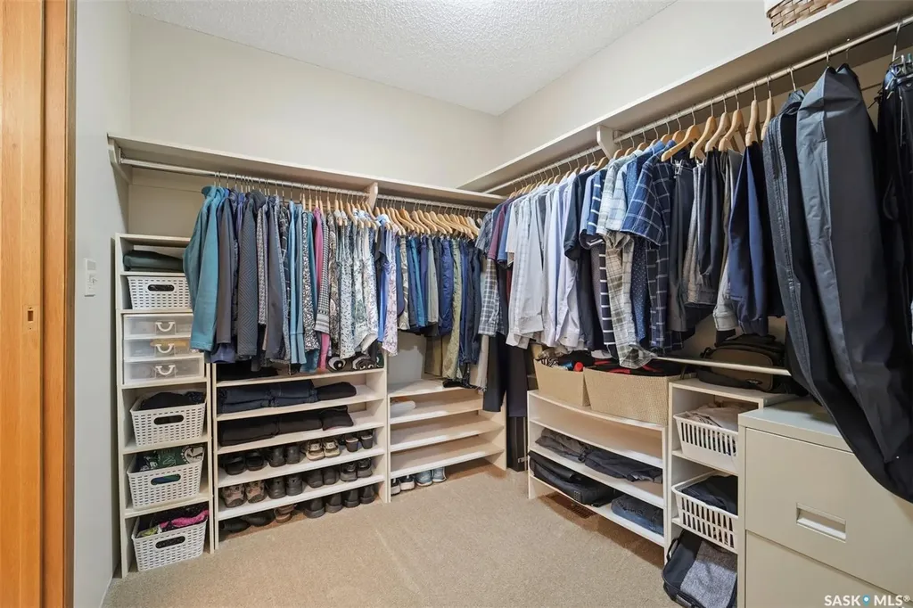 547 Whitewood Crescent Saskatoon SK S7J 4L4