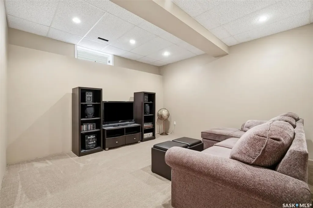 547 Whitewood Crescent Saskatoon SK S7J 4L4