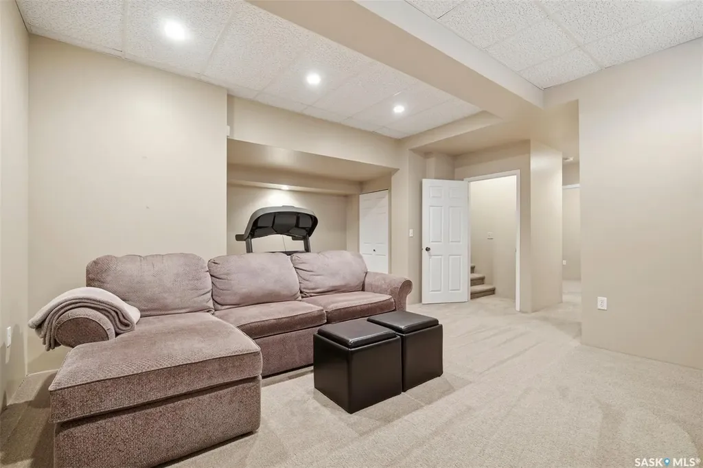 547 Whitewood Crescent Saskatoon SK S7J 4L4