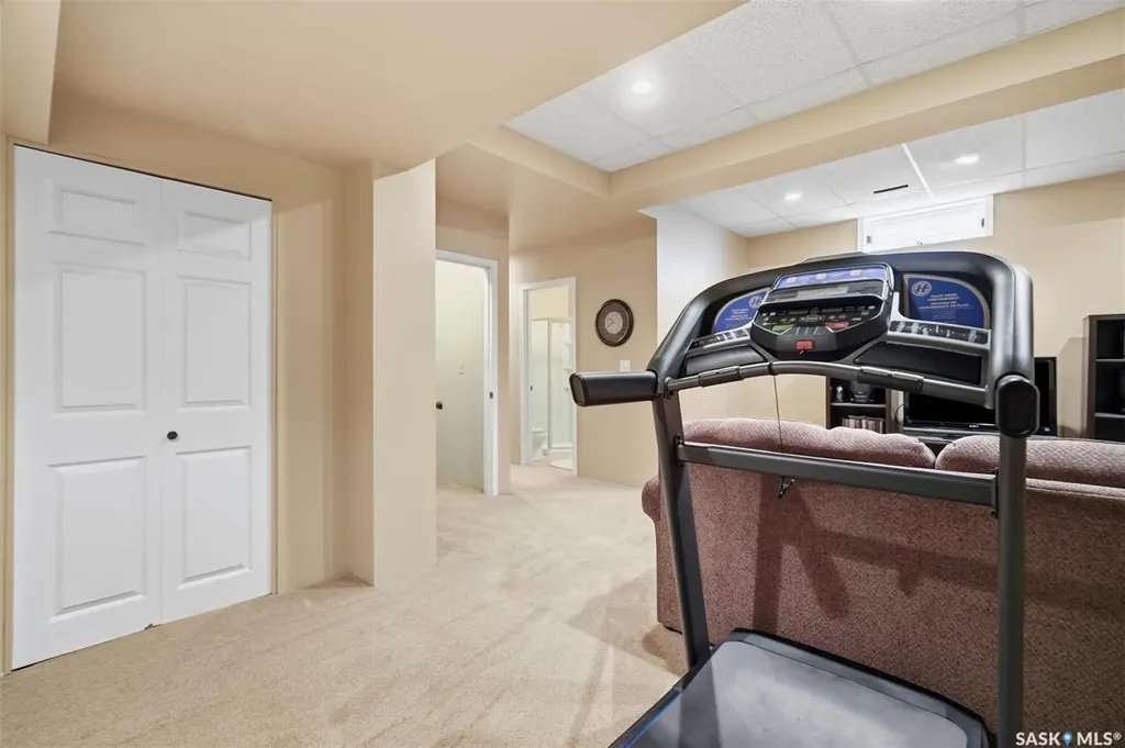 547 Whitewood Crescent Saskatoon SK S7J 4L4