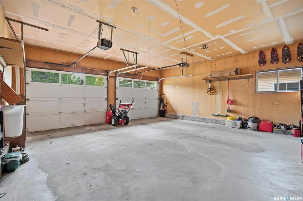 547 Whitewood Crescent Saskatoon SK S7J 4L4