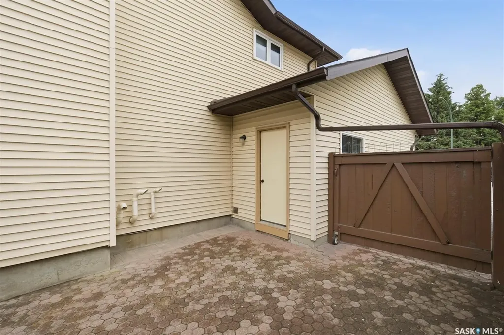 547 Whitewood Crescent Saskatoon SK S7J 4L4