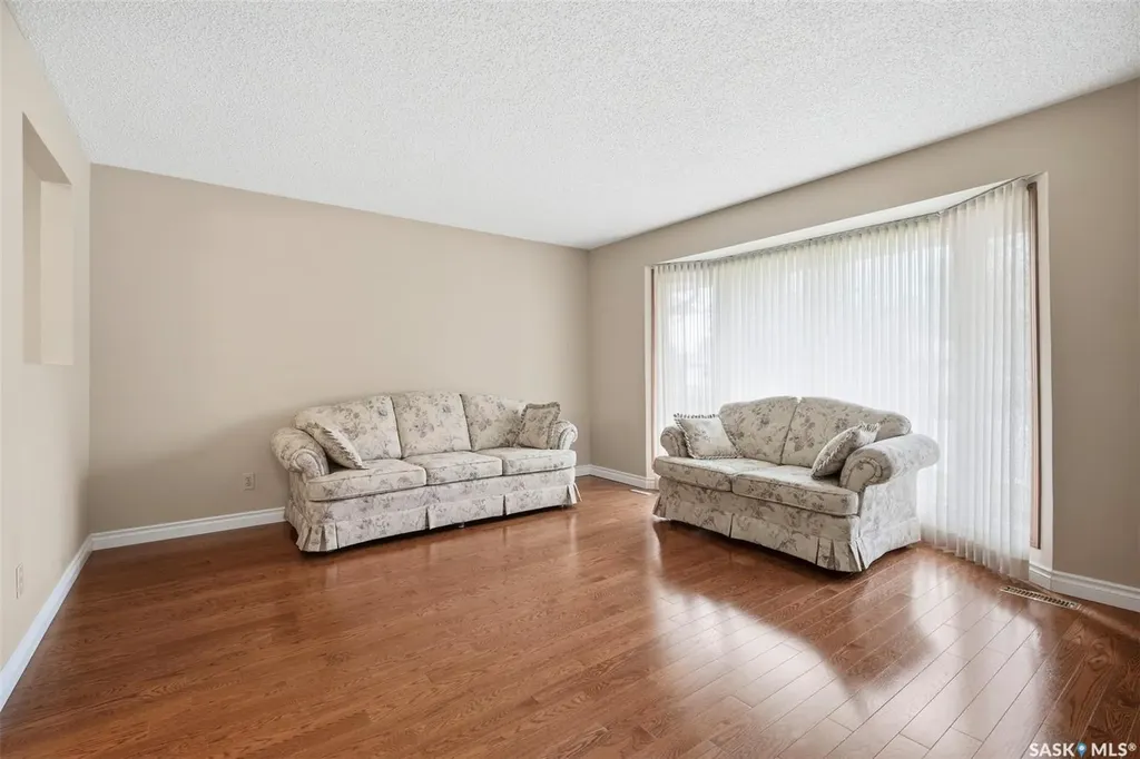 547 Whitewood Crescent Saskatoon SK S7J 4L4