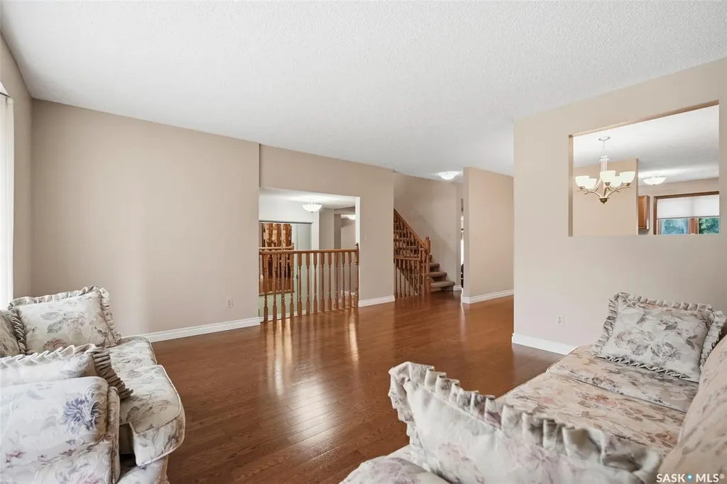 547 Whitewood Crescent Saskatoon SK S7J 4L4