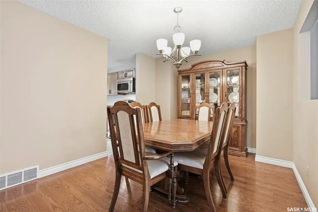 547 Whitewood Crescent Saskatoon SK S7J 4L4