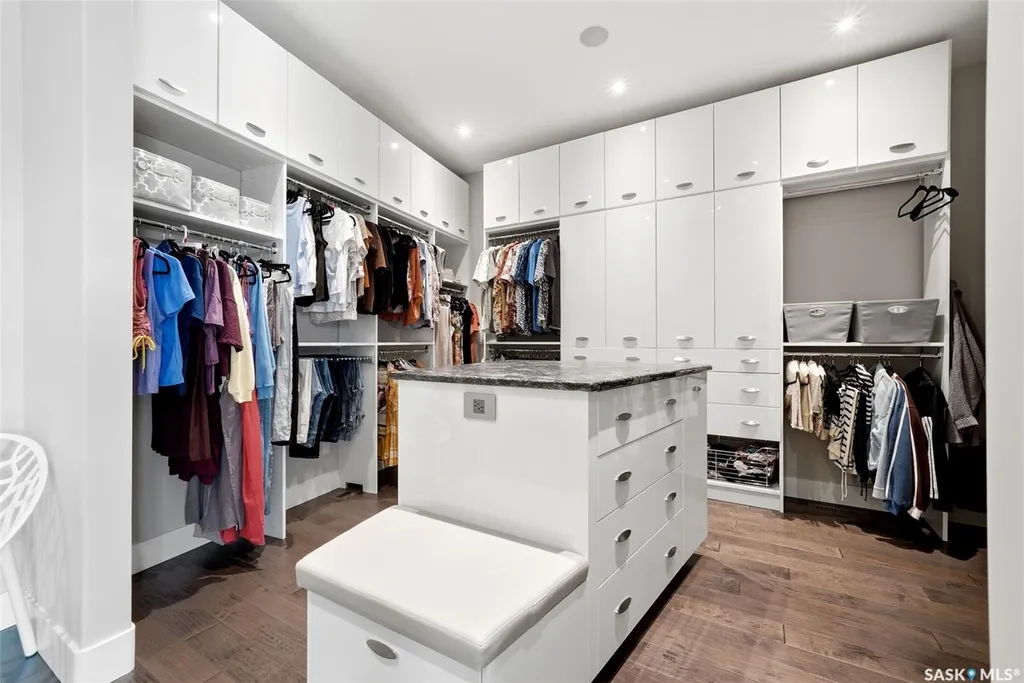 2168 Riverbend Cove Regina SK S4V 1R8