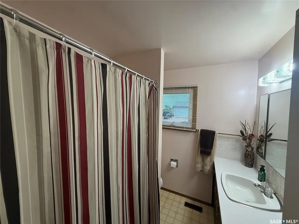 214 Brian Street Limerick SK S0H 2P0