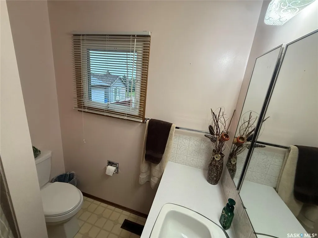 214 Brian Street Limerick SK S0H 2P0