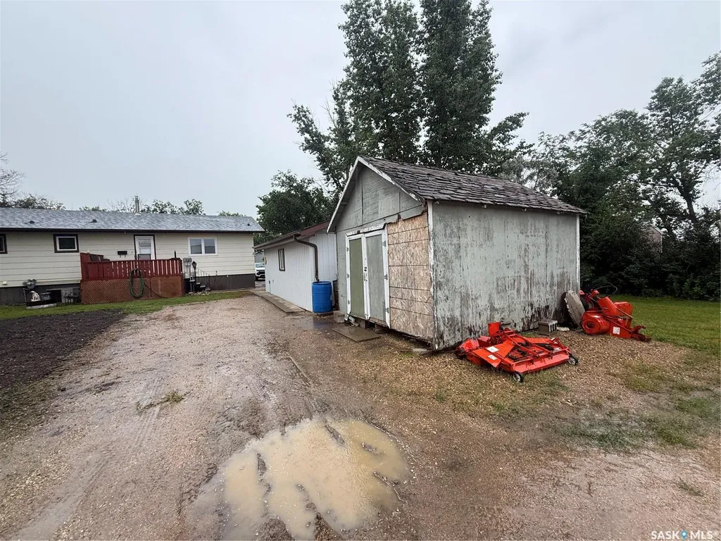 214 Brian Street Limerick SK S0H 2P0
