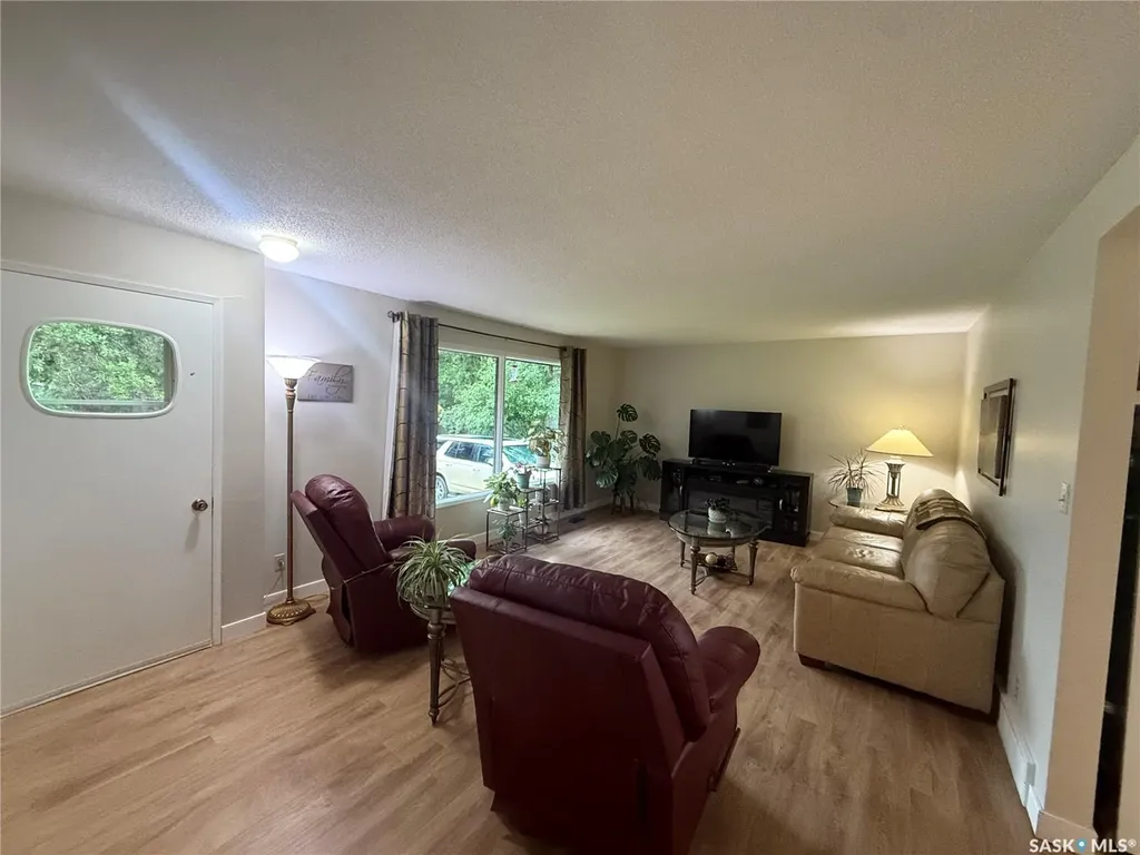 214 Brian Street Limerick SK S0H 2P0